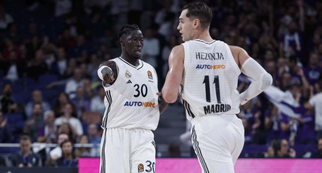 Eli John Ndiaye, junto a Mario Hezonja, durante el partido ante el Estrella Roja.
