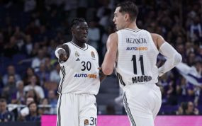 Eli John Ndiaye, junto a Mario Hezonja, durante el partido ante el Estrella Roja.