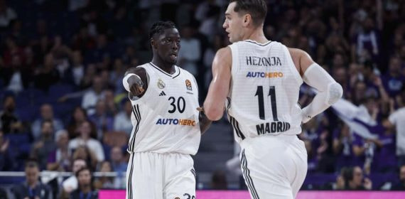 Eli John Ndiaye, junto a Mario Hezonja, durante el partido ante el Estrella Roja.