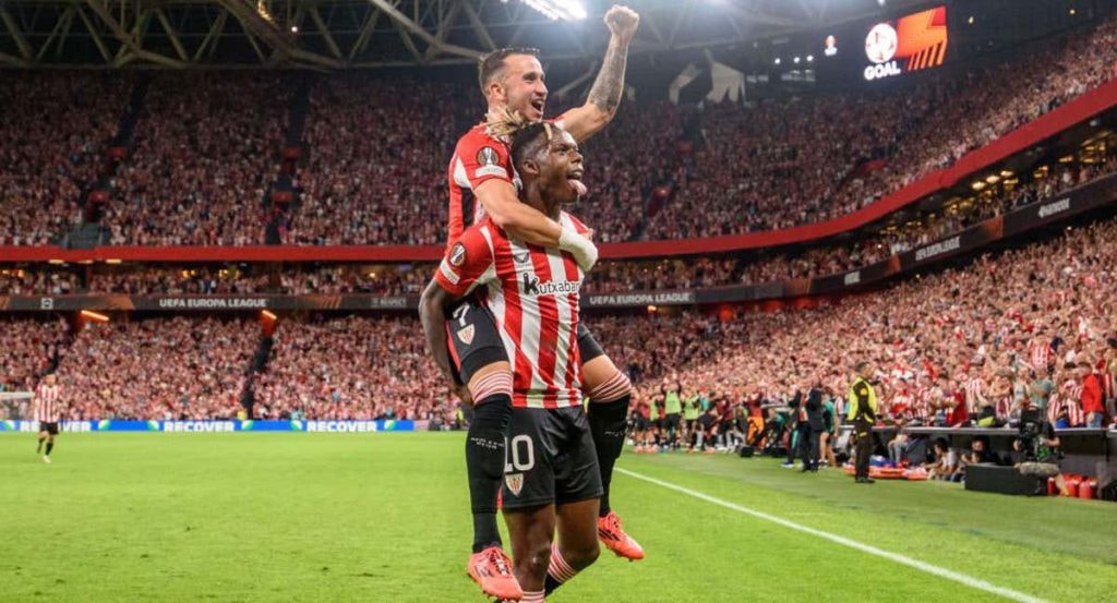 Nico Williams celebra junto a Berenguer el tanto del triunfo.