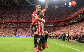 Nico Williams celebra junto a Berenguer el tanto del triunfo.