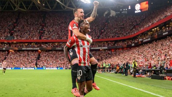 Nico Williams celebra junto a Berenguer el tanto del triunfo.