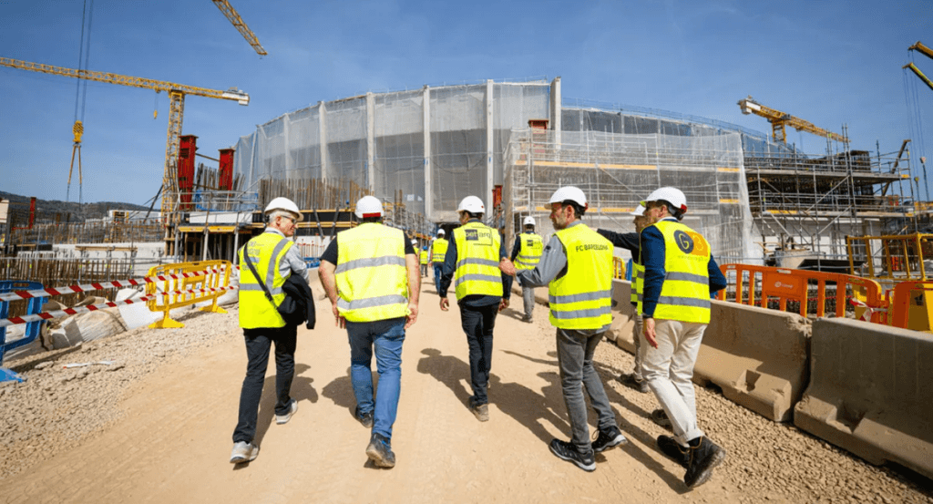 La asociación de arquitectos durante una visita a las obras del Camp Nou.