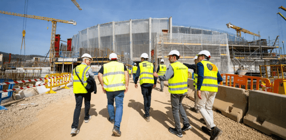 La asociación de arquitectos durante una visita a las obras del Camp Nou.