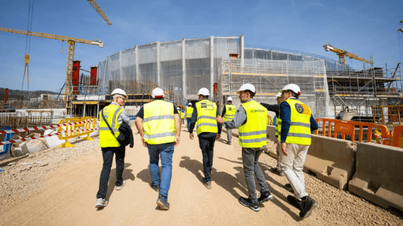 La asociación de arquitectos durante una visita a las obras del Camp Nou.