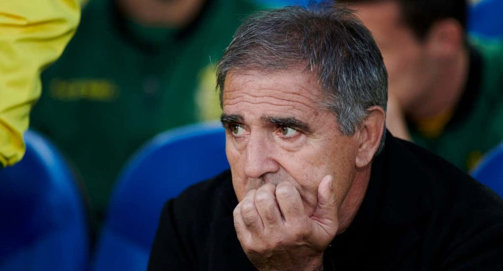 Paco Herrera, durante un partido como entrenador de Las Palmas.