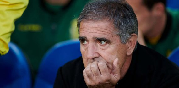 Paco Herrera, durante un partido como entrenador de Las Palmas.