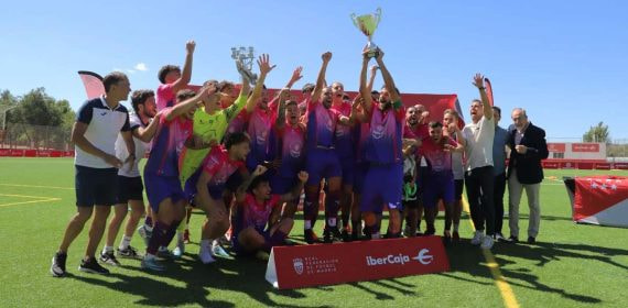 El Parla Escuela celebra el título de Copa RFFM.