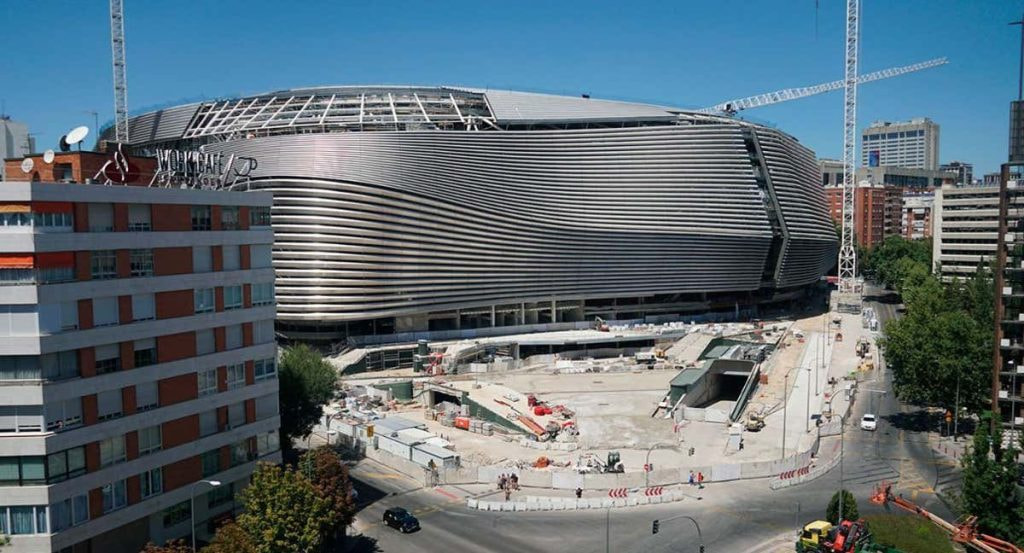 Las obras del Santiago Bernabéu antes de su finalización.