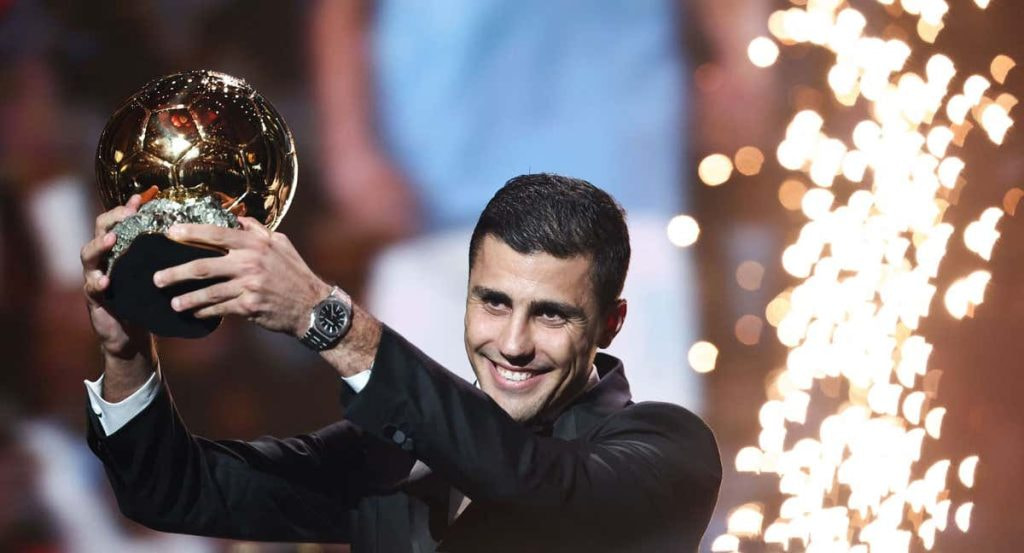 Rodri, ayer, con el Balón de Oro.