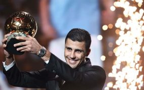 Rodri, ayer, con el Balón de Oro.