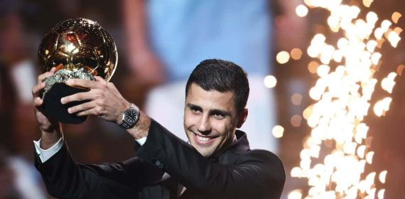 Rodri, ayer, con el Balón de Oro.