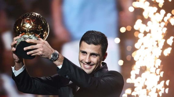 Rodri, ayer, con el Balón de Oro.