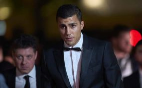 Rodri, en la Gala del Balón de Oro, justo al levantarse y ser escogido el mejor de 2024.