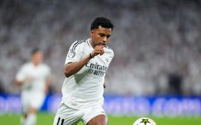 Rodrygo, corriendo durante una jugada contra el Borussia Dortmund.