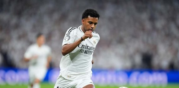 Rodrygo, corriendo durante una jugada contra el Borussia Dortmund.