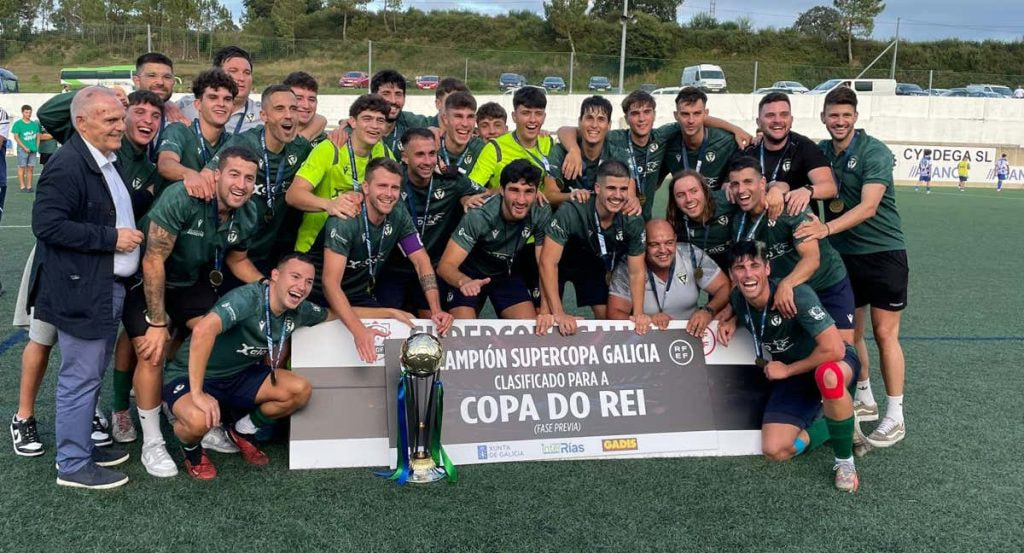 La plantilla del San Tirso SD celebra la clasificación para la primera ronda de la Copa del Rey