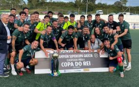 La plantilla del San Tirso SD celebra la clasificación para la primera ronda de la Copa del Rey