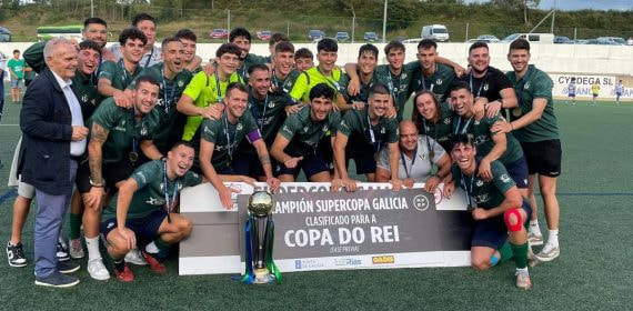 La plantilla del San Tirso SD celebra la clasificación para la primera ronda de la Copa del Rey