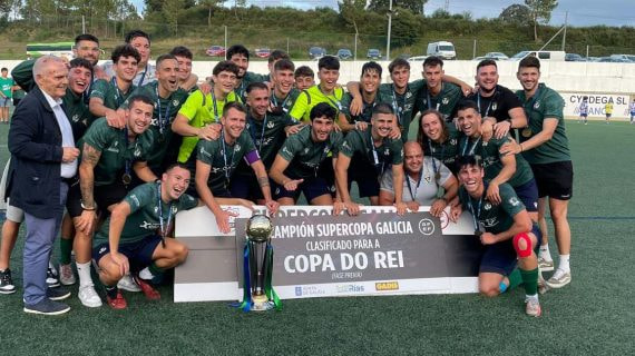 La plantilla del San Tirso SD celebra la clasificación para la primera ronda de la Copa del Rey