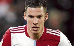Santi Mina.