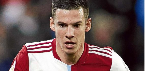 Santi Mina.