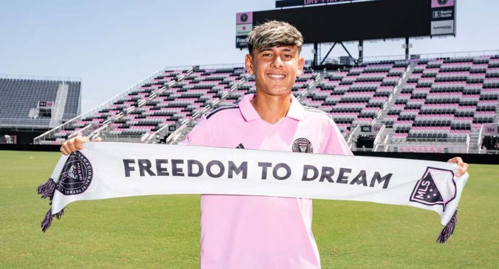 Santiago Morales posa con la bufanda del Inter de MIami