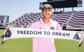 Santiago Morales posa con la bufanda del Inter de MIami