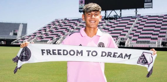 Santiago Morales posa con la bufanda del Inter de MIami