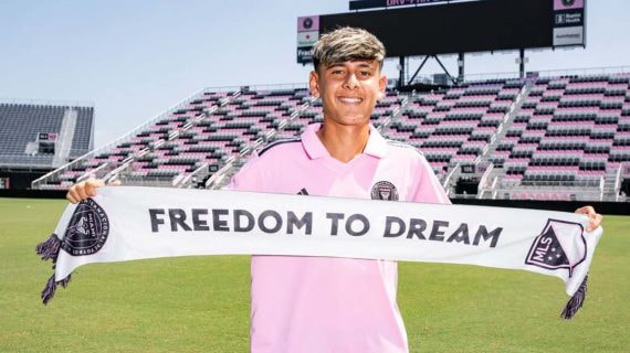Santiago Morales posa con la bufanda del Inter de MIami