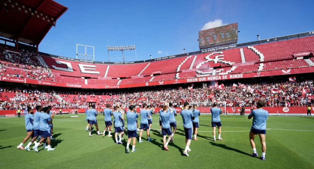 Los jugadores del Sevilla saludan a los aficionados.