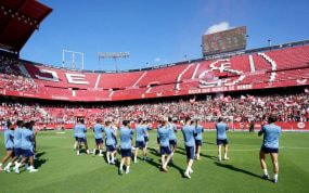 Los jugadores del Sevilla saludan a los aficionados.