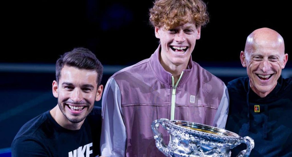 Giacomo Naldi junto a Jannik Sinner tras ganar el Open de Australia.
