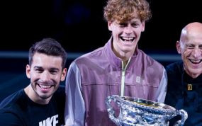 Giacomo Naldi junto a Jannik Sinner tras ganar el Open de Australia.