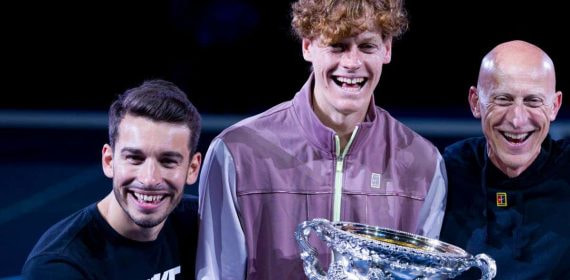 Giacomo Naldi junto a Jannik Sinner tras ganar el Open de Australia.