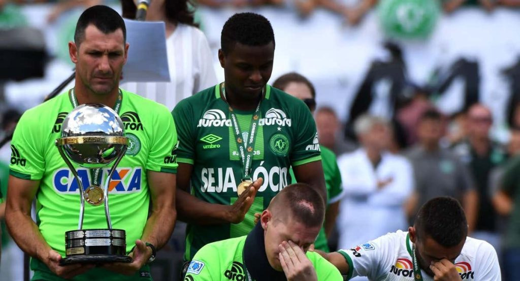 Los supervivientes del Chapecoense después del accidente.