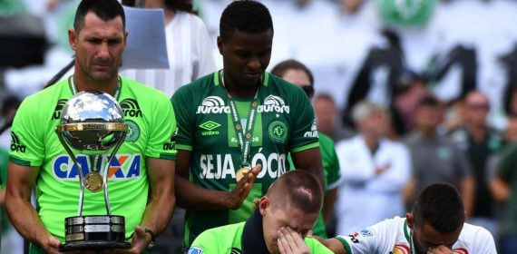Los supervivientes del Chapecoense después del accidente.