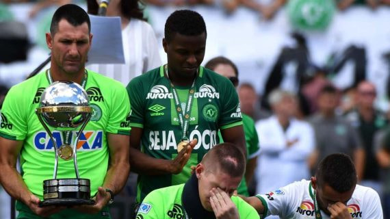 Los supervivientes del Chapecoense después del accidente.