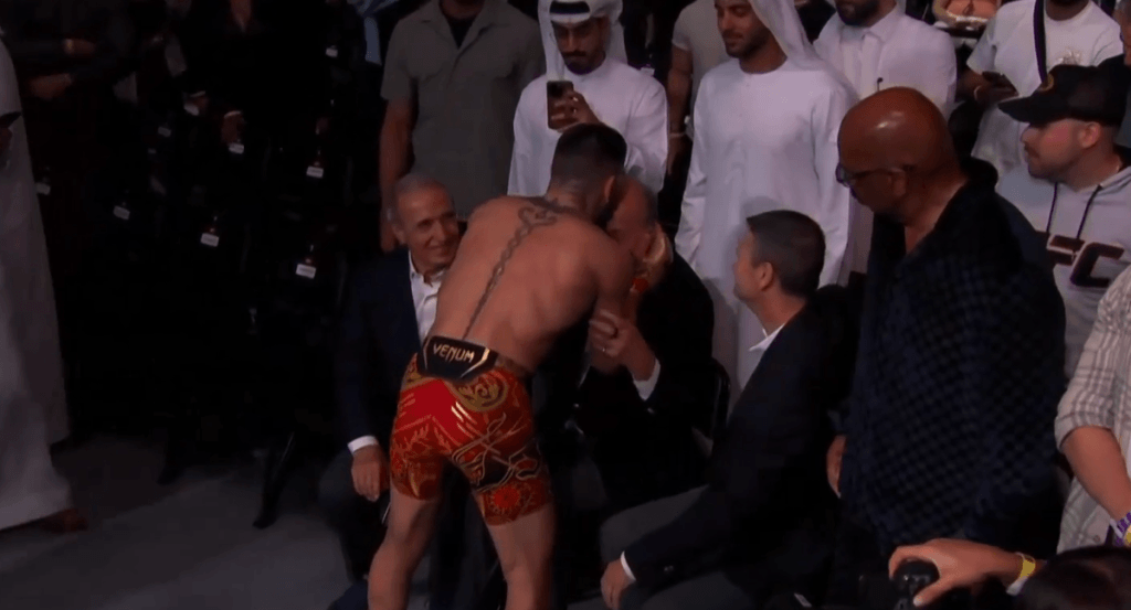 Ilia Topuria besa la calva del Rey Juan Carlos en Abu Dhabi.