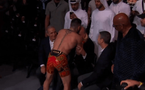 Ilia Topuria besa la calva del Rey Juan Carlos en Abu Dhabi.