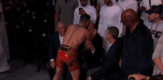 Ilia Topuria besa la calva del Rey Juan Carlos en Abu Dhabi.