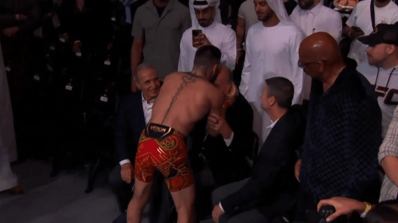 Ilia Topuria besa la calva del Rey Juan Carlos en Abu Dhabi.