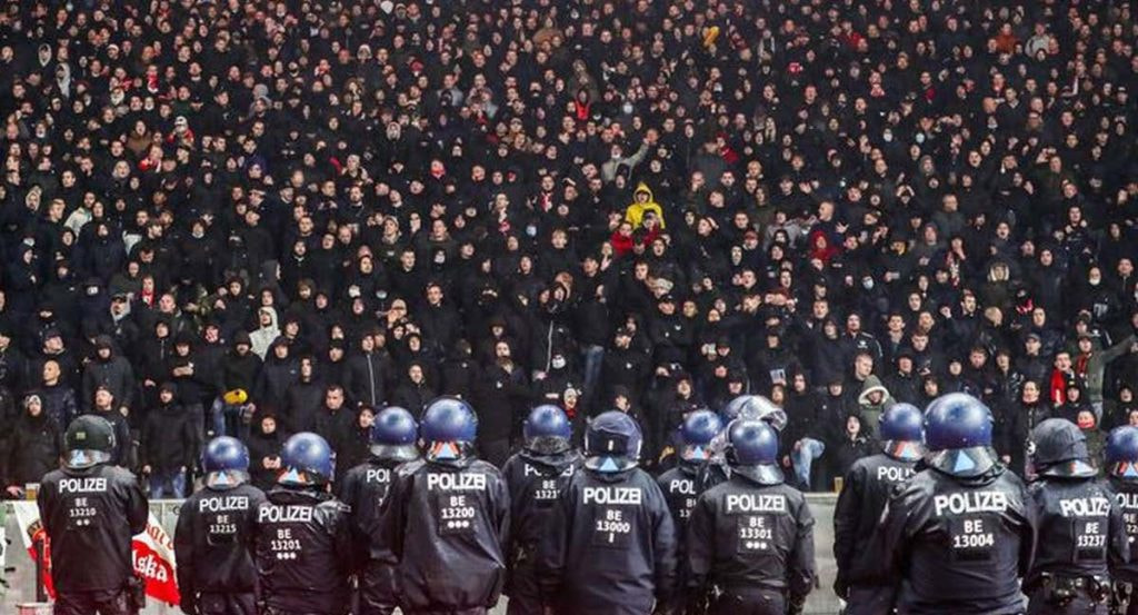 Ultras de negro.