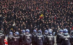 Ultras de negro.
