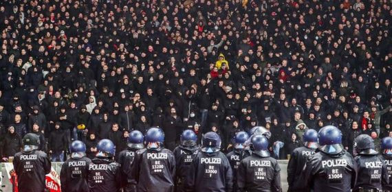 Ultras de negro.