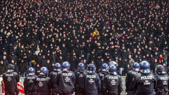 Ultras de negro.