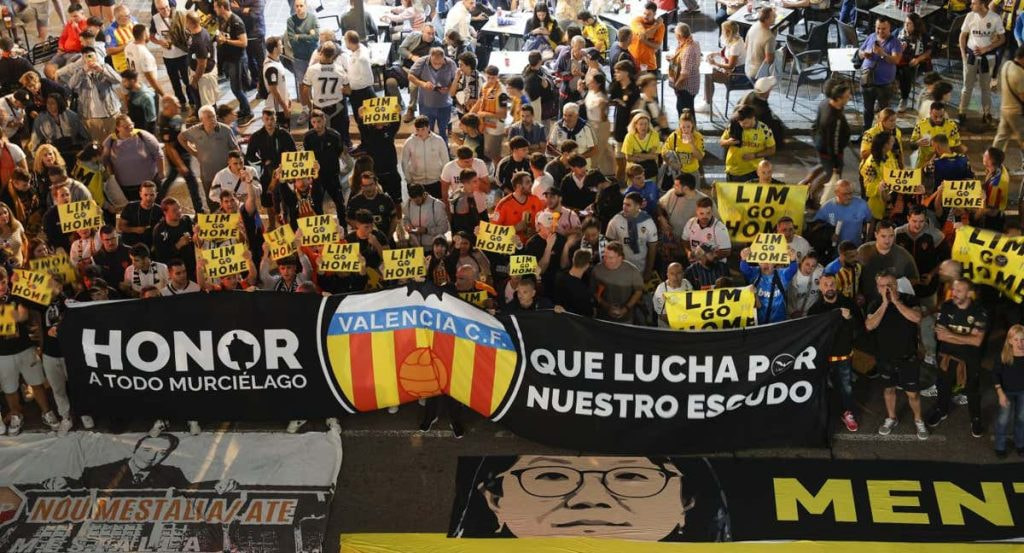 Aficionados del Valencia protestan por la gestión de Peter Lim al frente del club.