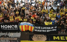 Aficionados del Valencia protestan por la gestión de Peter Lim al frente del club.