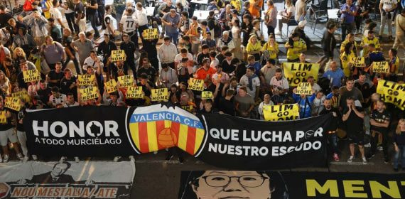 Aficionados del Valencia protestan por la gestión de Peter Lim al frente del club.