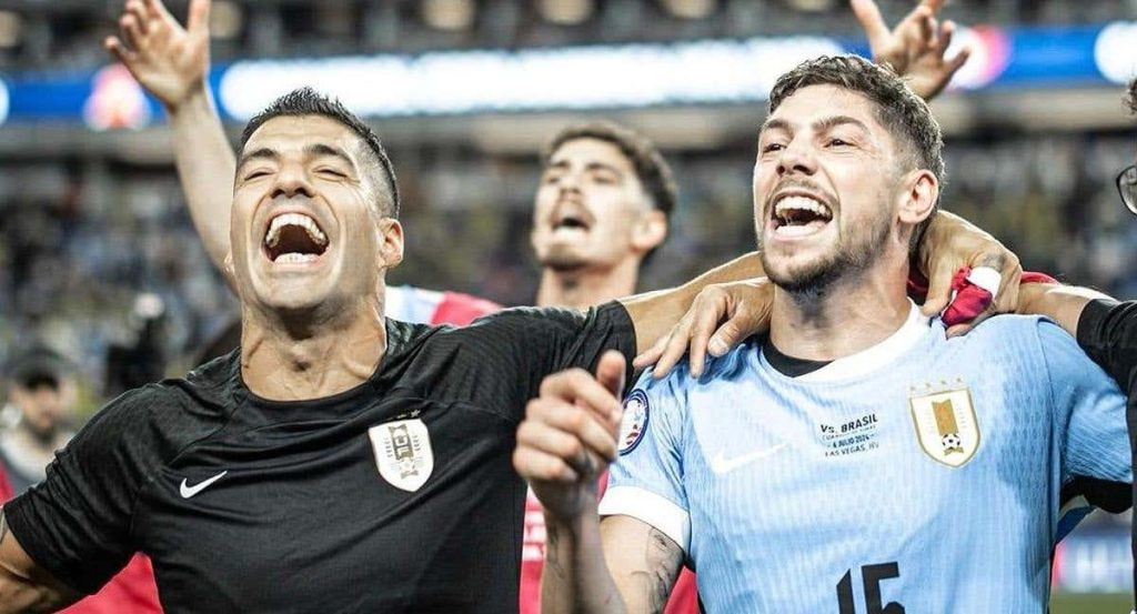 Fede Valverde, junto a Luis Suárez en la despedida del delantero de la selección uruguaya.